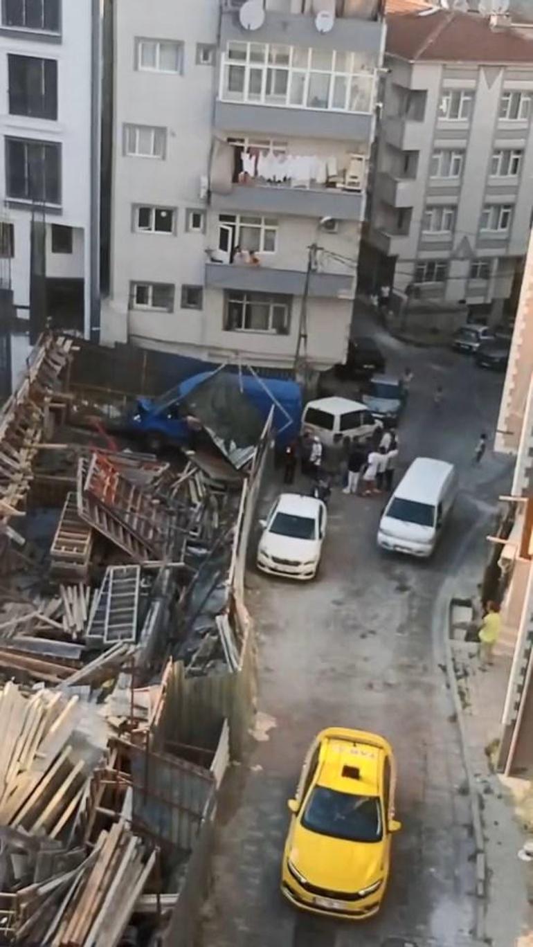 Kağıthane’de sürücüsünün direksiyon hakimiyetini kaybettiği minibüs inşaat alanına girdi