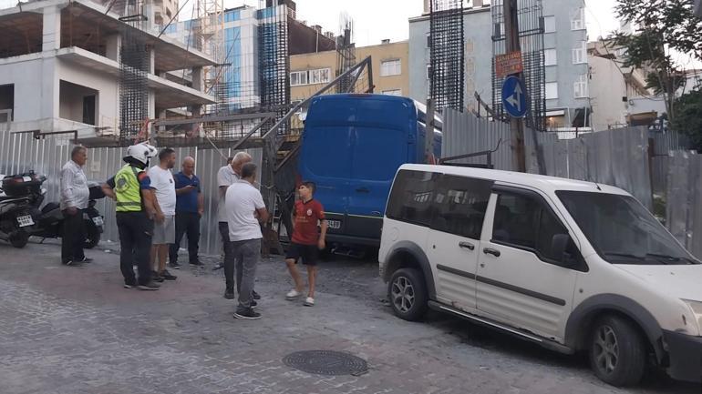 Kağıthane’de sürücüsünün direksiyon hakimiyetini kaybettiği minibüs inşaat alanına girdi