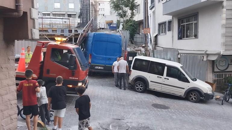 Kağıthane’de sürücüsünün direksiyon hakimiyetini kaybettiği minibüs inşaat alanına girdi