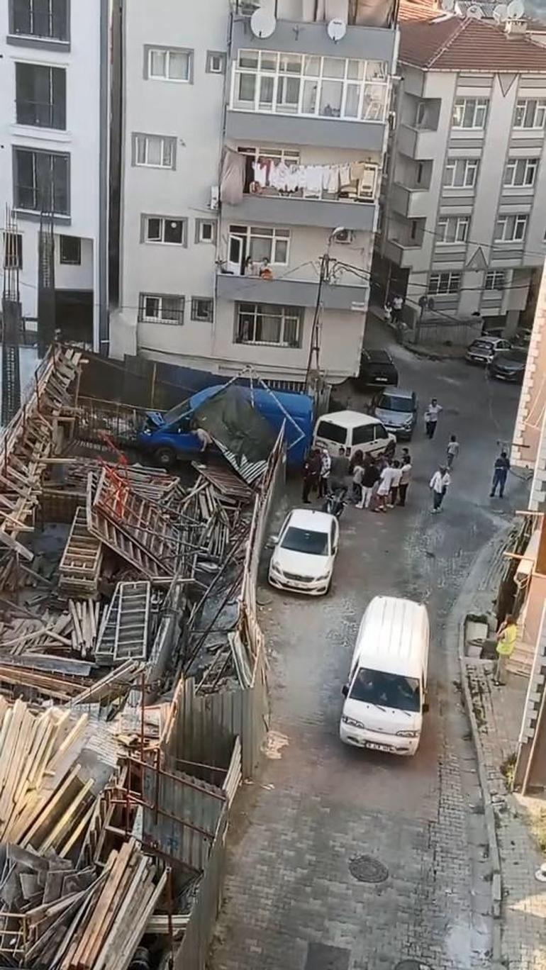 Kağıthane’de sürücüsünün direksiyon hakimiyetini kaybettiği minibüs inşaat alanına girdi