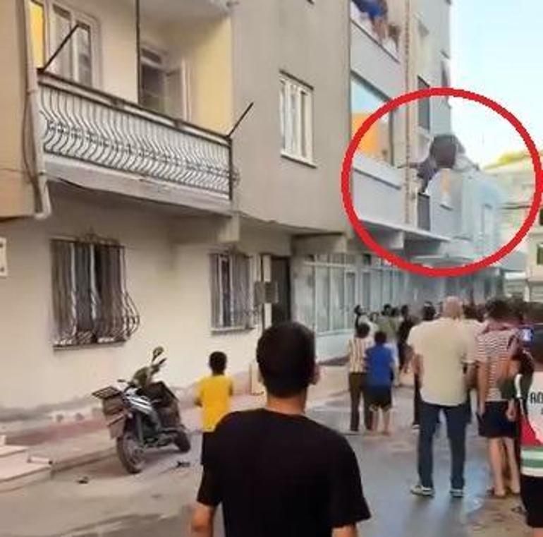 Evde çıkan yangında önce çocuğunu, sonra kendisini 3’üncü kattan attı; o anlar kamerada