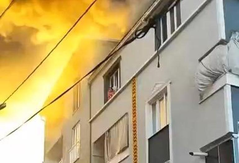 Evde çıkan yangında önce çocuğunu, sonra kendisini 3’üncü kattan attı; o anlar kamerada