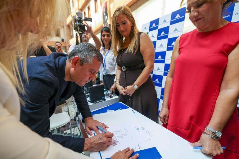 Özgür Özel Ferdi Zeyrek’in kızı Nehir’in üniversite kaydına eşlik etti