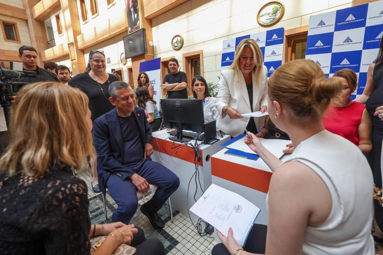 Özgür Özel Ferdi Zeyrek’in kızı Nehir’in üniversite kaydına eşlik etti