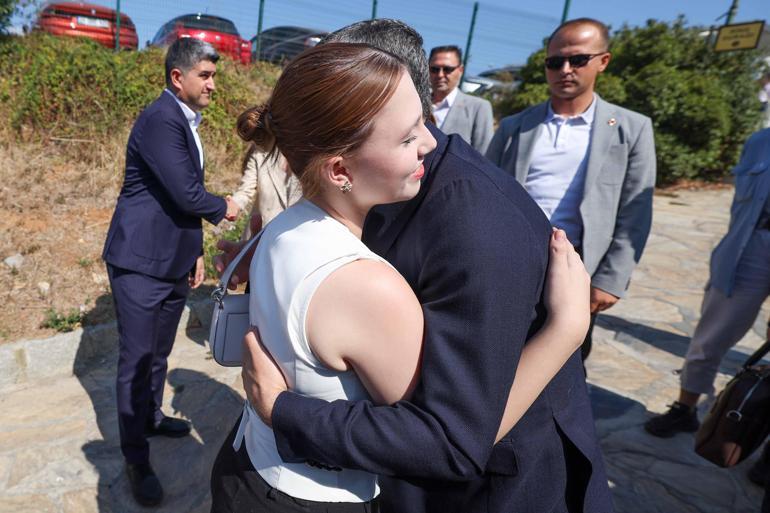 Özgür Özel Ferdi Zeyrek’in kızı Nehir’in üniversite kaydına eşlik etti