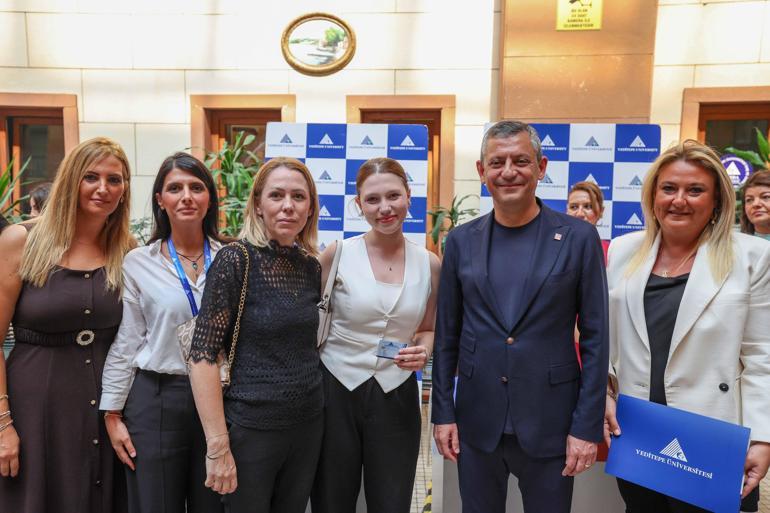 Özgür Özel Ferdi Zeyrek’in kızı Nehir’in üniversite kaydına eşlik etti