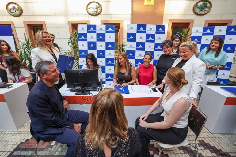 Özgür Özel Ferdi Zeyrek’in kızı Nehir’in üniversite kaydına eşlik etti