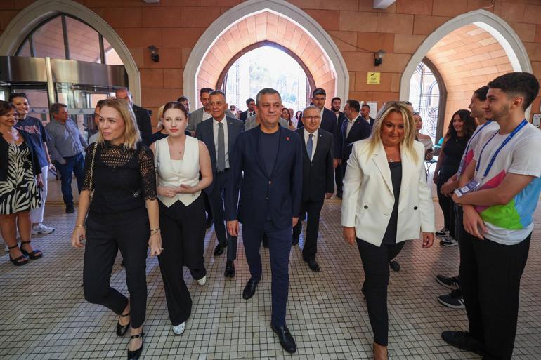 Özgür Özel Ferdi Zeyrek’in kızı Nehir’in üniversite kaydına eşlik etti