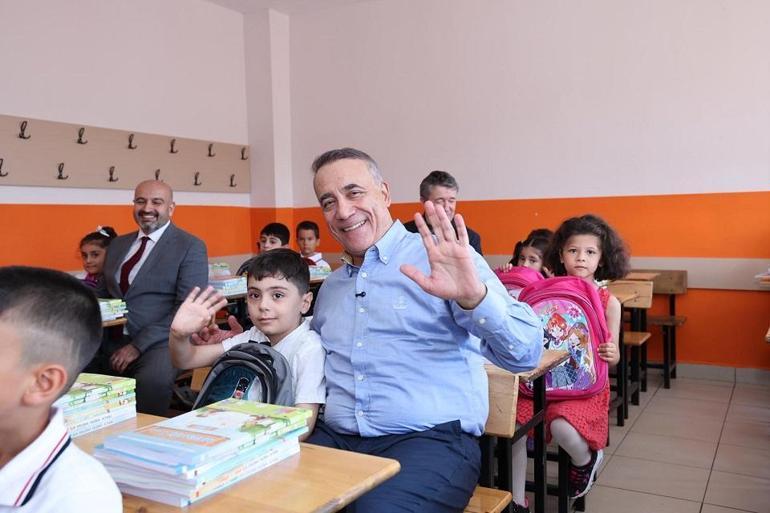 Sultangazi’de 1’inci sınıf öğrencilerine çanta ve kırtasiye seti dağıtıldı