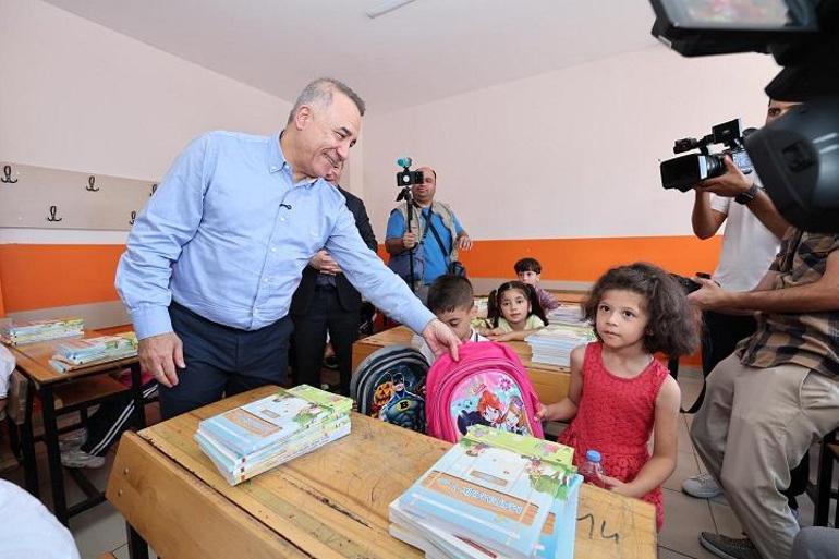 Sultangazi’de 1’inci sınıf öğrencilerine çanta ve kırtasiye seti dağıtıldı