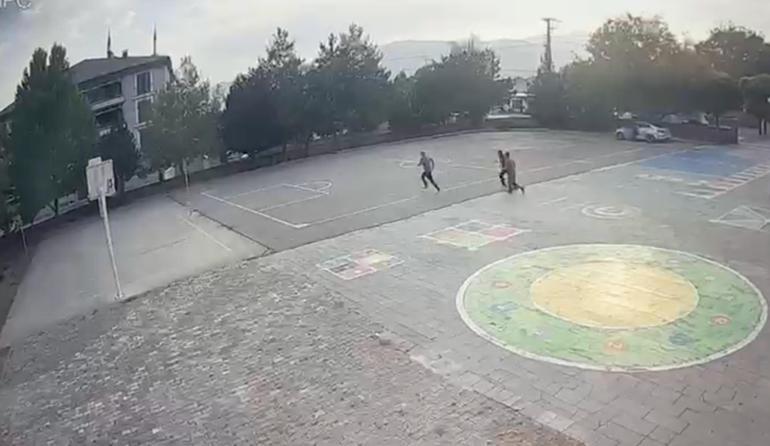 Çocukların üzerine giden aracı okul müdürü son anda durdurdu