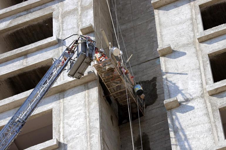13üncü katta iskelede mahsur kalan işçileri itfaiye kurtardı