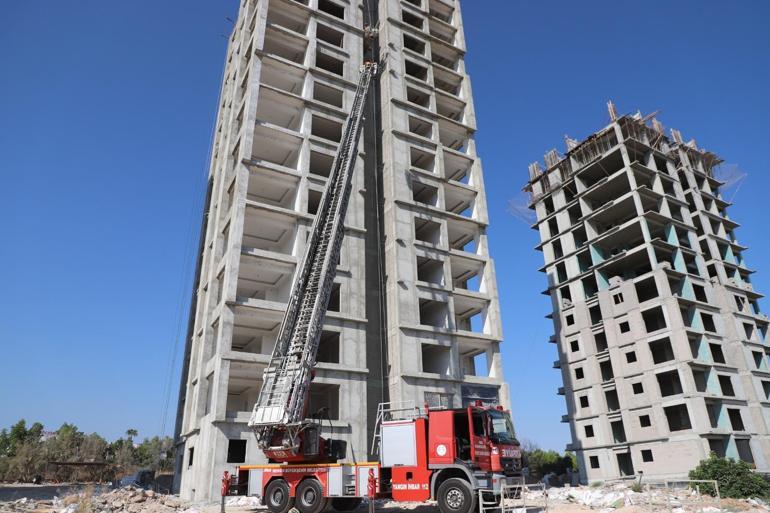 13üncü katta iskelede mahsur kalan işçileri itfaiye kurtardı