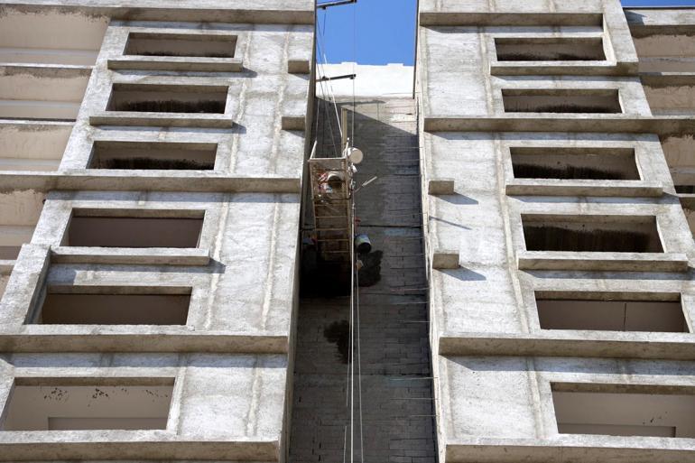 13üncü katta iskelede mahsur kalan işçileri itfaiye kurtardı