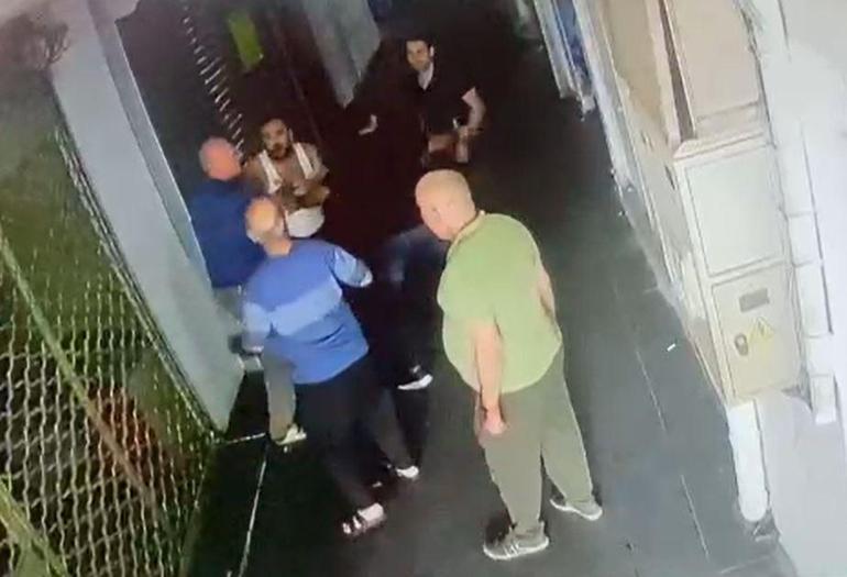 Adanada 2 erkek, kadını dükkanın önünde darbetti; o anlar kamerada