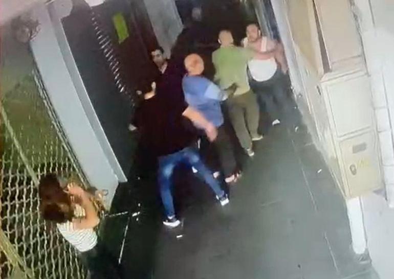 Adanada 2 erkek, kadını dükkanın önünde darbetti; o anlar kamerada