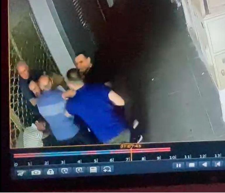 Adanada 2 erkek, kadını dükkanın önünde darbetti; o anlar kamerada