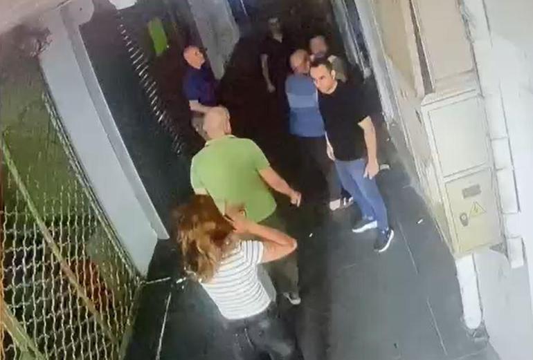 Adanada 2 erkek, kadını dükkanın önünde darbetti; o anlar kamerada