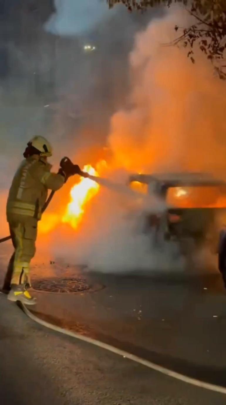 Sultangazi’de park halindeki otomobil yandı