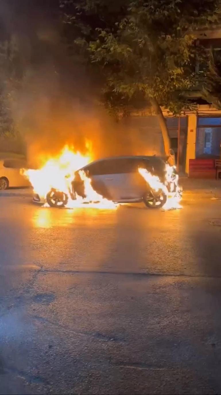 Sultangazi’de park halindeki otomobil yandı