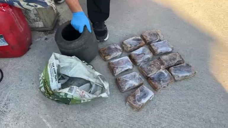 Yolcu otobüsünde dış yüzeyi ‘pul biber’ ile kaplı 7 kilo eroin ele geçirildi