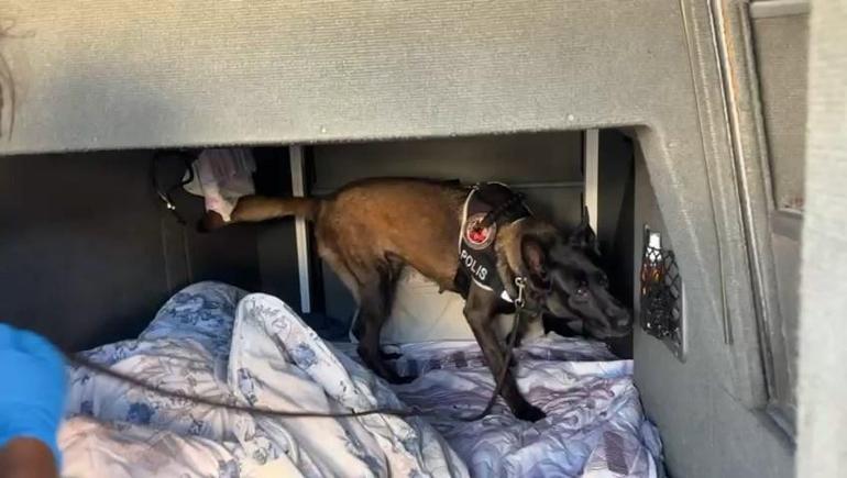 Yolcu otobüsünde dış yüzeyi ‘pul biber’ ile kaplı 7 kilo eroin ele geçirildi