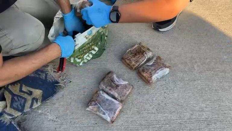 Yolcu otobüsünde dış yüzeyi ‘pul biber’ ile kaplı 7 kilo eroin ele geçirildi