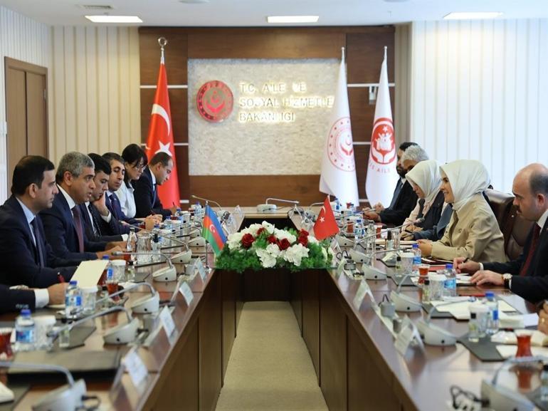 Bakan Göktaş, Azerbaycan Çalışma ve Halkın Sosyal Koruması Bakanı Aliyev ile bir araya geldi