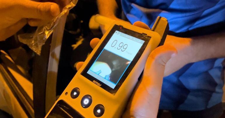 Alkollü sürücü, polisi görünce kaçmaya çalıştı; o anlar kamerada