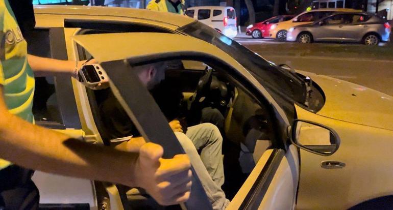 Alkollü sürücü, polisi görünce kaçmaya çalıştı; o anlar kamerada