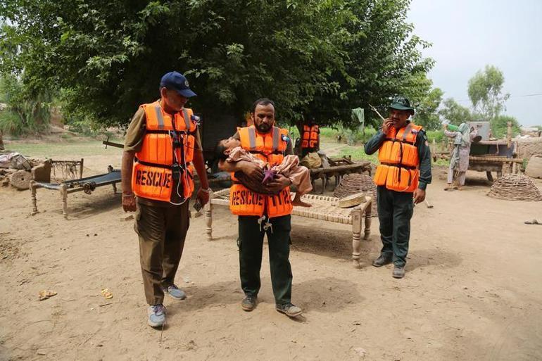 Pakistanın Pencap eyaletindeki sel nedeniyle 300 bin kişi tahliye edildi
