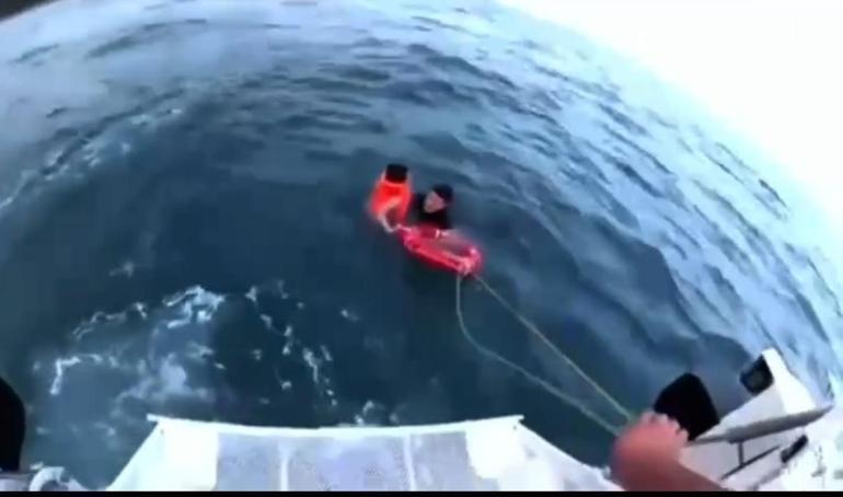 Can yeleğiyle denizde sürüklenen 6 yaşındaki çocuğun 1200 metre açıkta kurtarılması kamerada