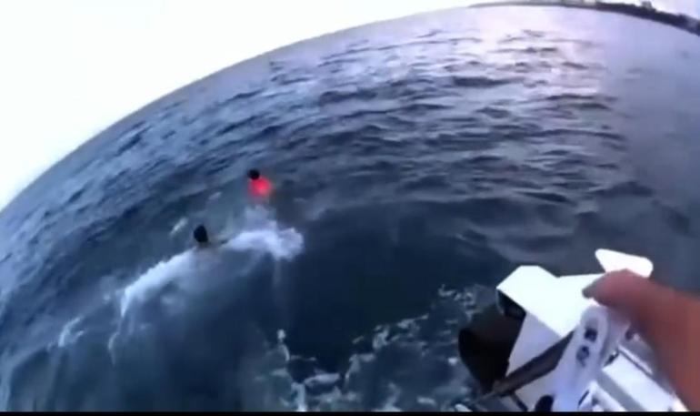 Can yeleğiyle denizde sürüklenen 6 yaşındaki çocuğun 1200 metre açıkta kurtarılması kamerada