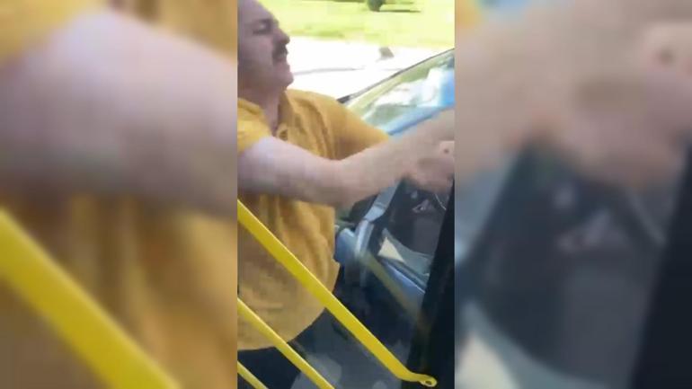 Otobüs şoförü, trafikte tartıştığı otomobil sürücüsünü darbetti