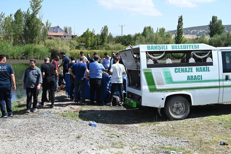 Kızılırmaka düşen arkadaşını kurtarmak isterken birlikte boğuldular