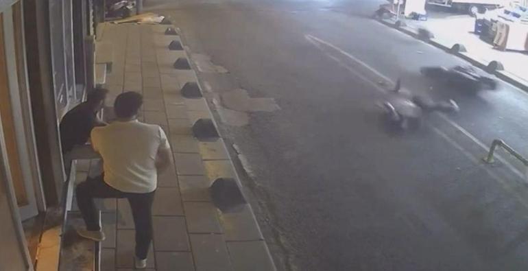 Bayrampaşada 2 motosikletin karıştığı kaza kamerada: 2 yaralı