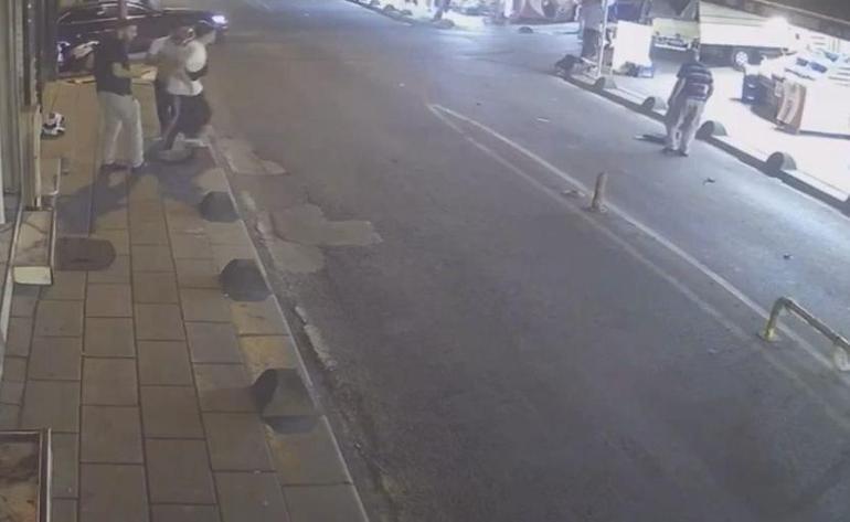 Bayrampaşada 2 motosikletin karıştığı kaza kamerada: 2 yaralı