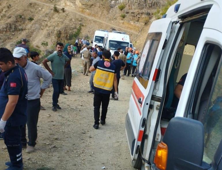 Bingölde minibüs şarampole devrildi: 7 yaralı