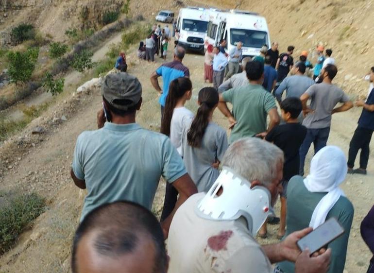 Bingölde minibüs şarampole devrildi: 7 yaralı