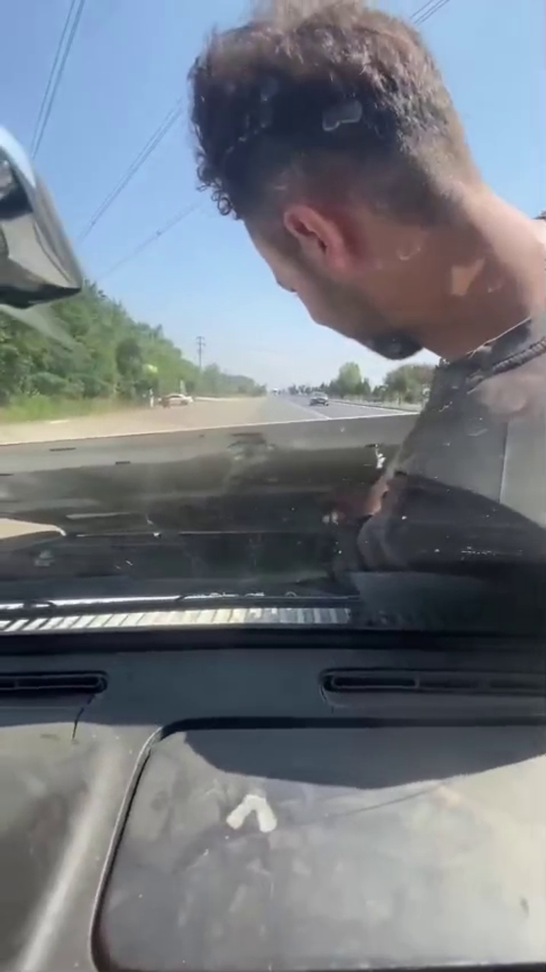 Arızayı bulmak için ustayı motorun içine bindirdi, kaput açık ilerledi; o anlar kamerada