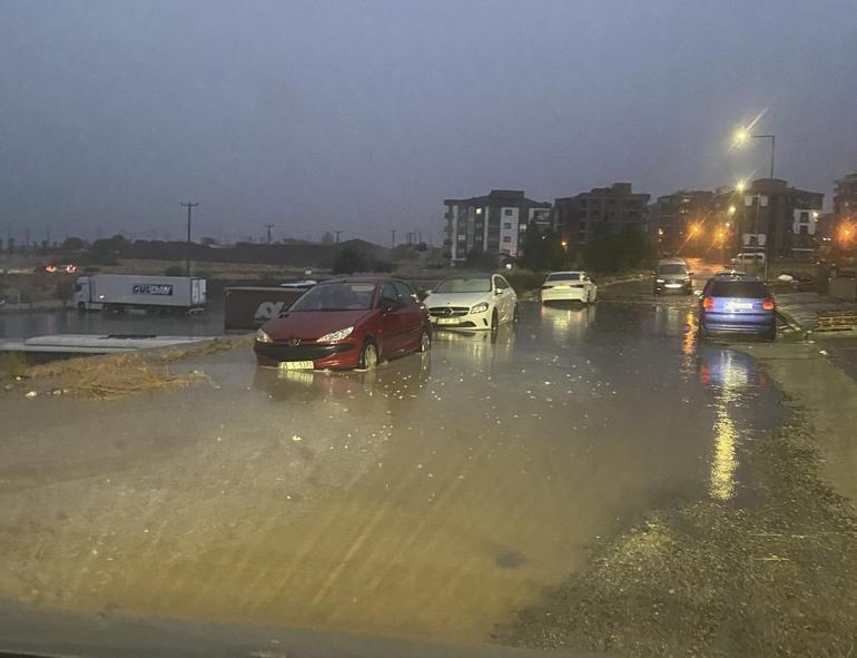 Turgutluda sağanak; cadde ve sokaklar suyla doldu