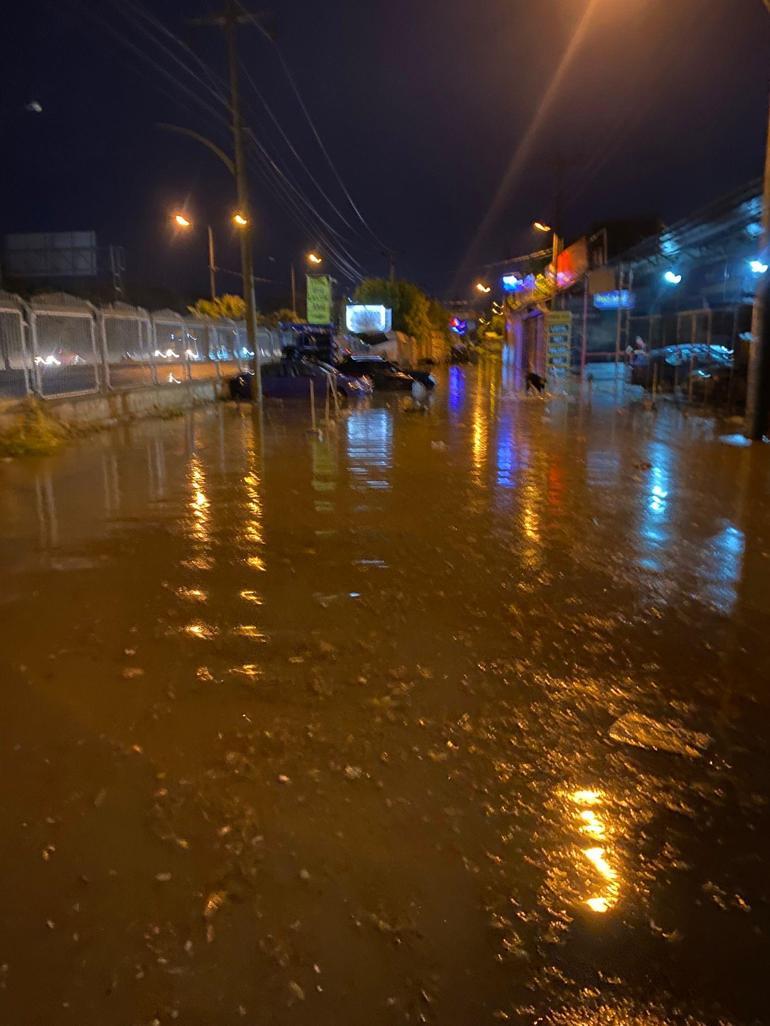 Turgutluda sağanak; cadde ve sokaklar suyla doldu