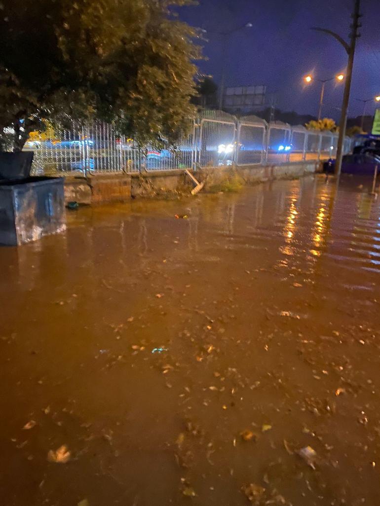 Turgutluda sağanak; cadde ve sokaklar suyla doldu