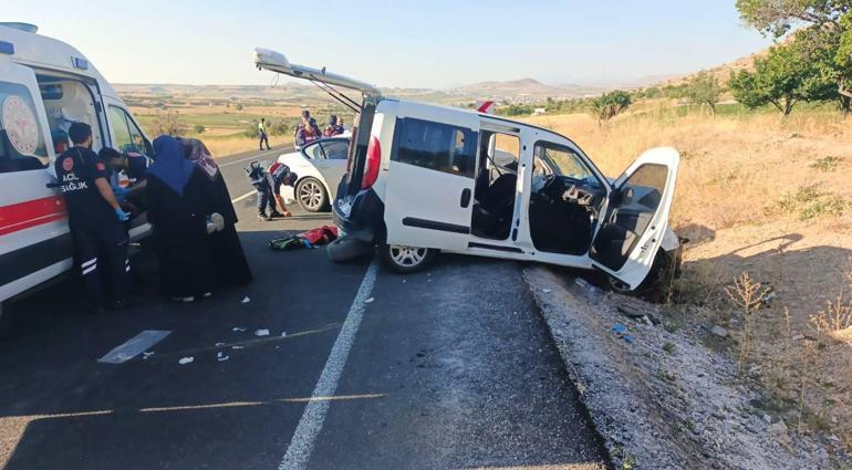 Nevşehir’de otomobil ile hafif ticari araç çarpıştı: 14 yaralı