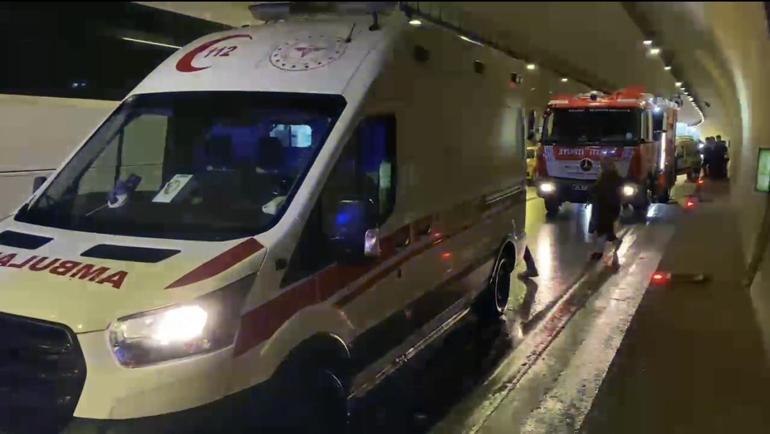 Üsküdarda 4 aracın karıştığı zincirleme kazada bir otomobil yandı