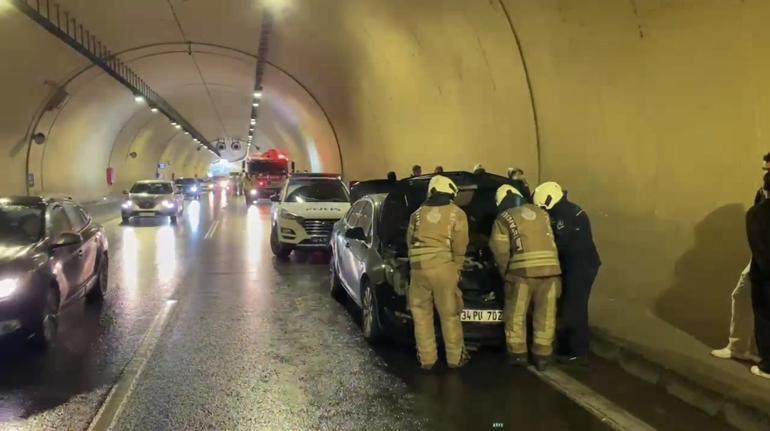 Üsküdarda 4 aracın karıştığı zincirleme kazada bir otomobil yandı