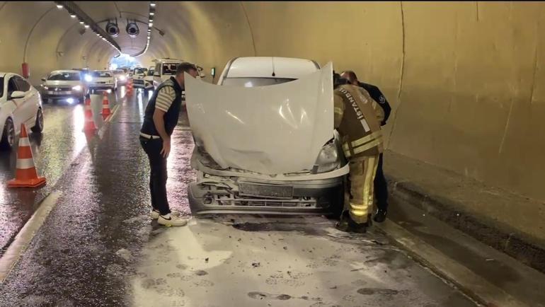 Üsküdarda 4 aracın karıştığı zincirleme kazada bir otomobil yandı