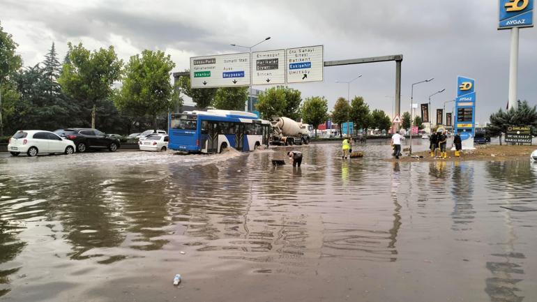 Ankarada sağanak etkili oldu; yollar göle döndü