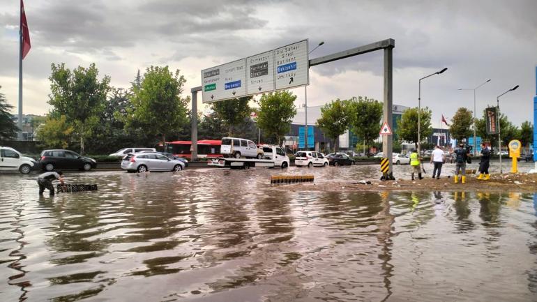 Ankarada sağanak etkili oldu; yollar göle döndü