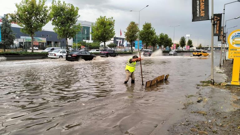 Ankarada sağanak etkili oldu; yollar göle döndü